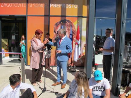 Župan Ciril Globočnik je ključe predal predsednici OO RK Radovljica Anici Svetina.